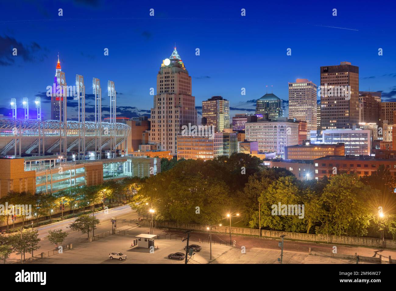 Cleveland, Ohio, EE.UU. el centro de la ciudad en la noche. Foto de stock