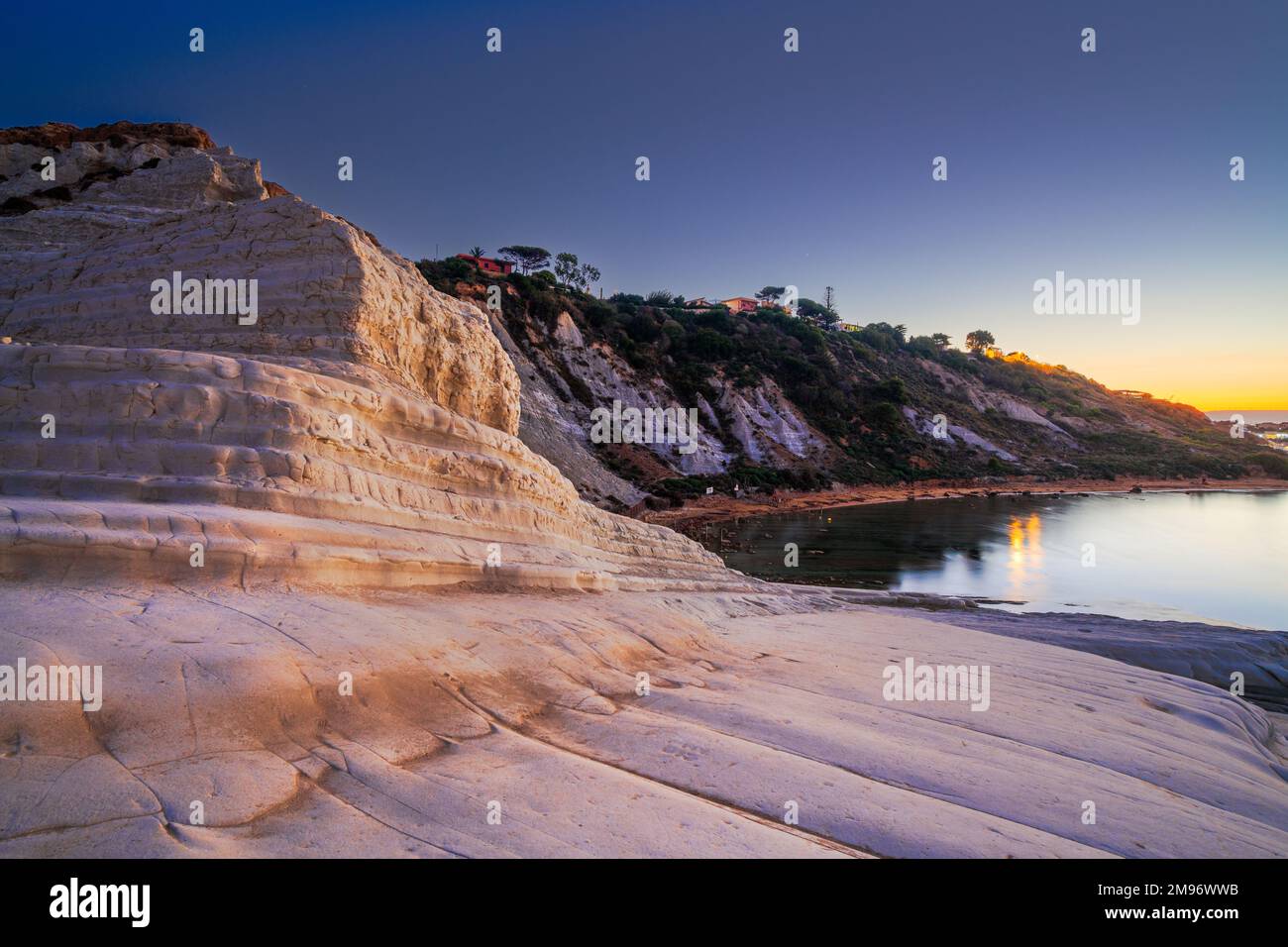 Acantilado rocoso de los escalones de los turcos en Agrigento, Sicilia, Italia al amanecer. Foto de stock