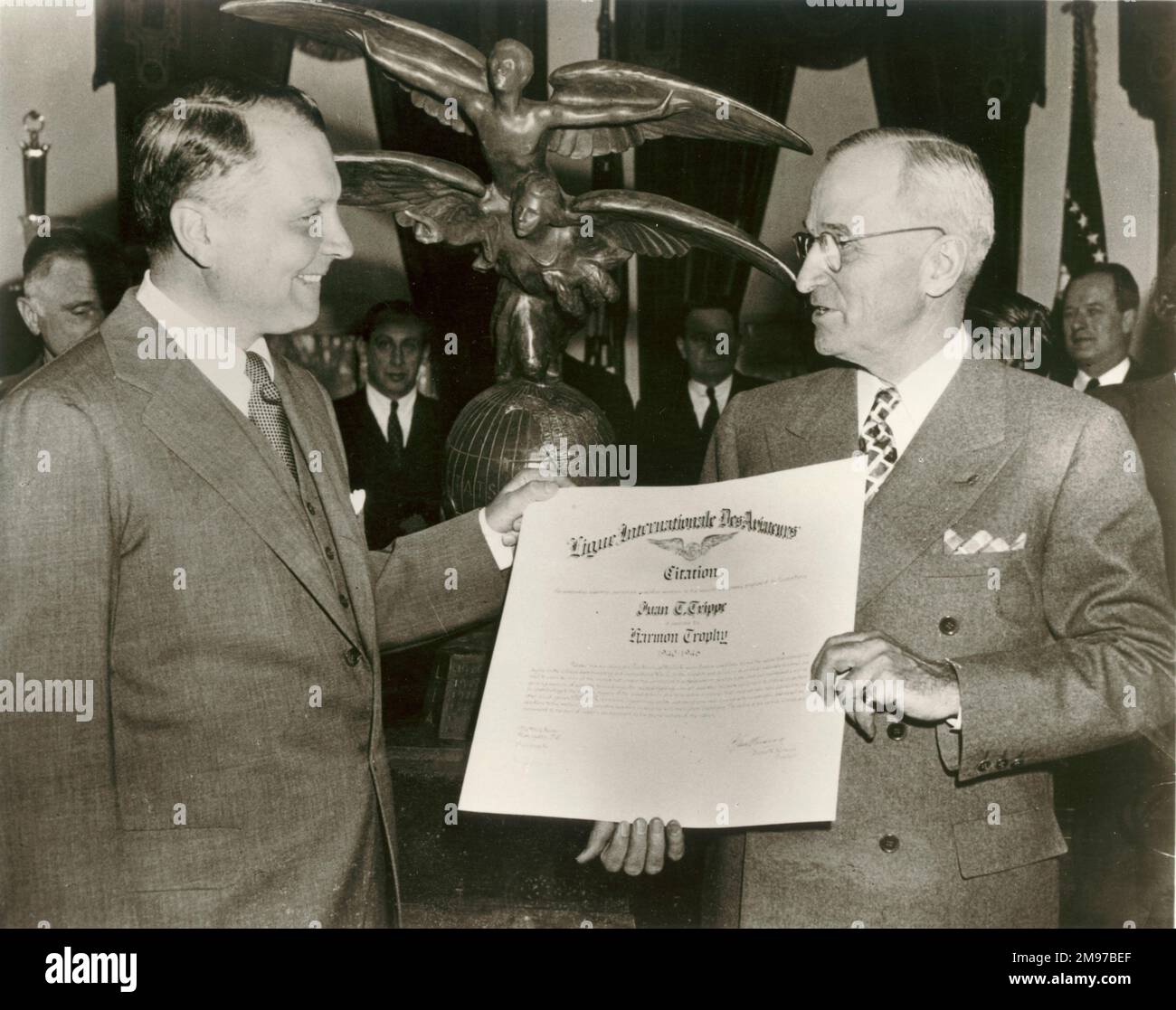 Juan T. Trippe, a la izquierda, es presentado con el Trofeo Harmon por contribuciones en aviación por el presidente Harry S. Truman en ceremonias en la Casa Blanca en Washington en 1947. Foto de stock