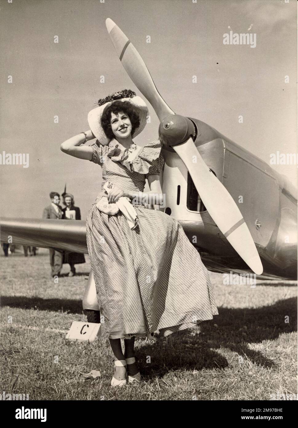 Señorita J.E. (P.J.?) Schofield posa frente a un Miles Hawk Speed Six en la fiesta Raes Garden Party 1949 celebrada en el aeródromo White Waltham. Foto de stock