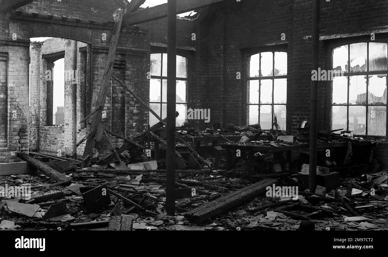 Escena de incendio en las 'salas de descanso' de la fábrica de sombreros en junio de 1906, donde se puede ver la escala de daños en las instalaciones de Battersby's Stockport. Curiosamente parece que algunos sombreros han sobrevivido al incendio, pero muy poco más. Foto de stock