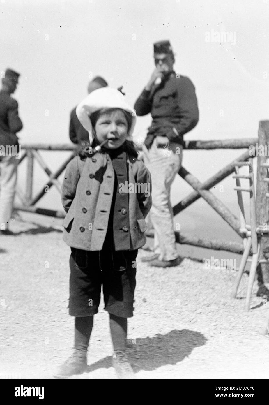 Niño frente al Schneeberg Hotel en otra muestra de humor eduardiano mientras el niño puede posar con la pipa del fotógrafo Foto de stock