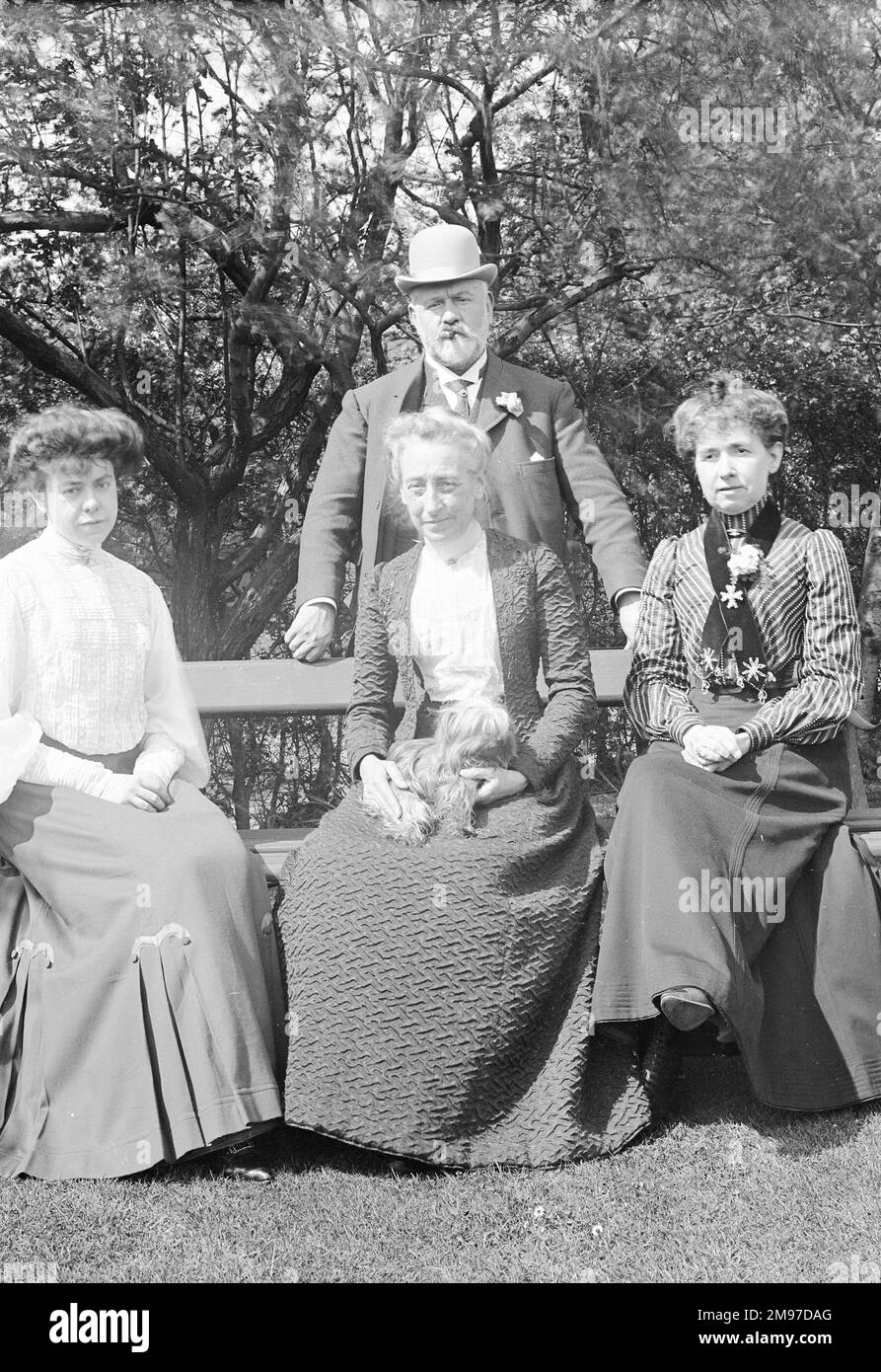 Grupo de jardín eduardiano en Strathclyde, Offerton Lane, Stockport, hogar de William John Battersby (de pie) y su hija menor Edith. Las dos damas son la señorita Quiggin y la señorita Corlett, que eran maestras de escuelas locales Foto de stock