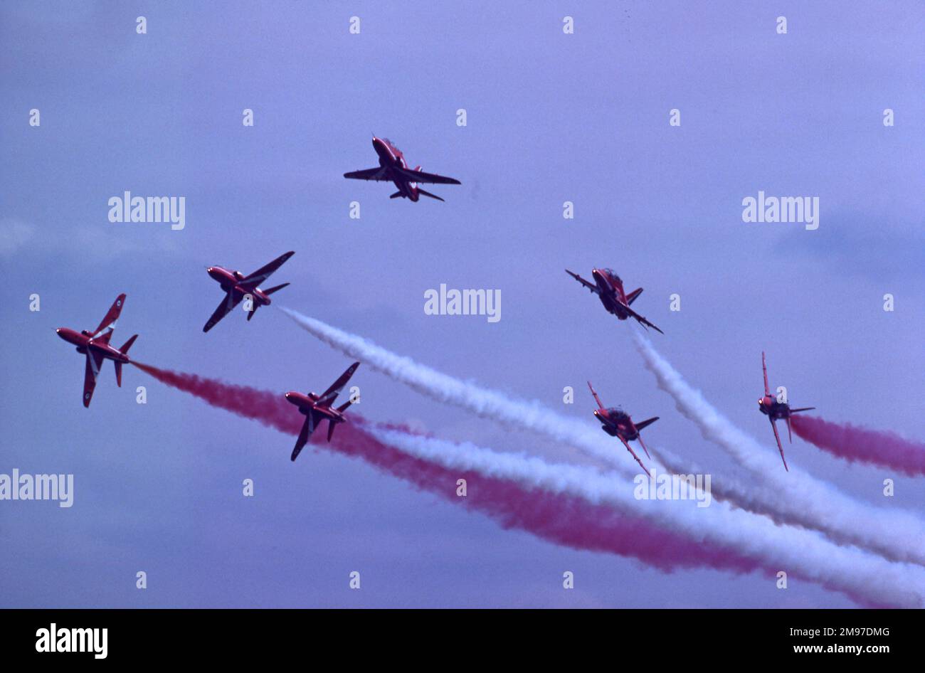 RAFAT RAF Red Arrows BAe Systems Hawks realiza la pausa de la zorra en Cosford en abril de 1982 Foto de stock