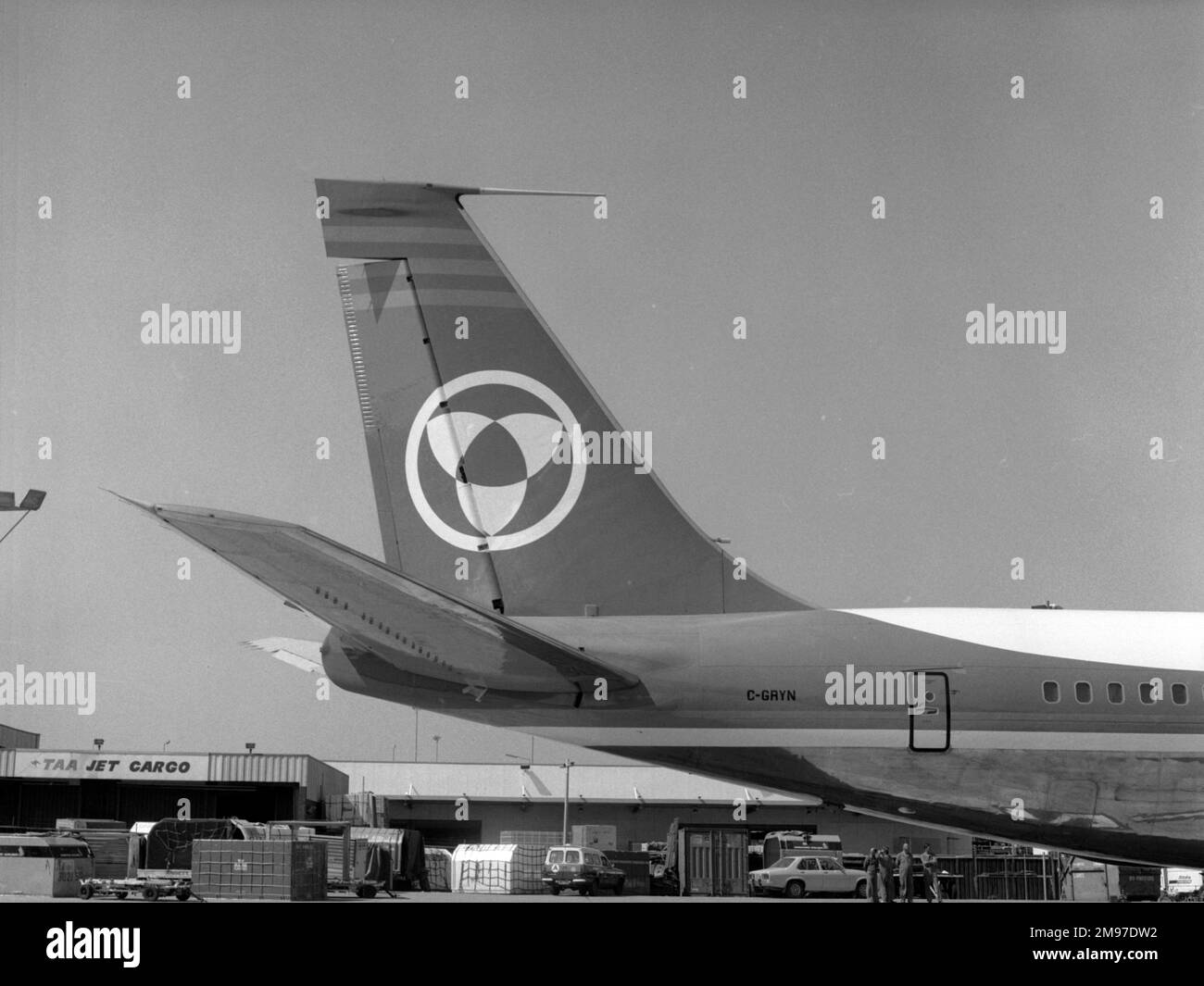 Cola de un Boeing 707-338 C-GRYN de Ontario Worldair en Sydney alrededor de 1979 Foto de stock