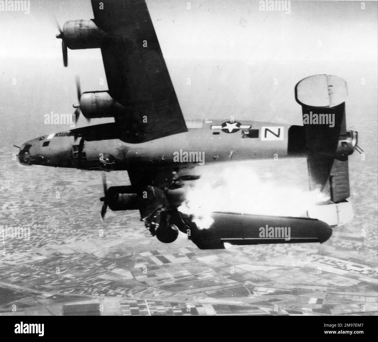 El B-24J Liberator consolidado de la Fuerza Aérea 15th de EE.UU. Tiene un ataque letal sobre el norte de Italia. Foto de stock