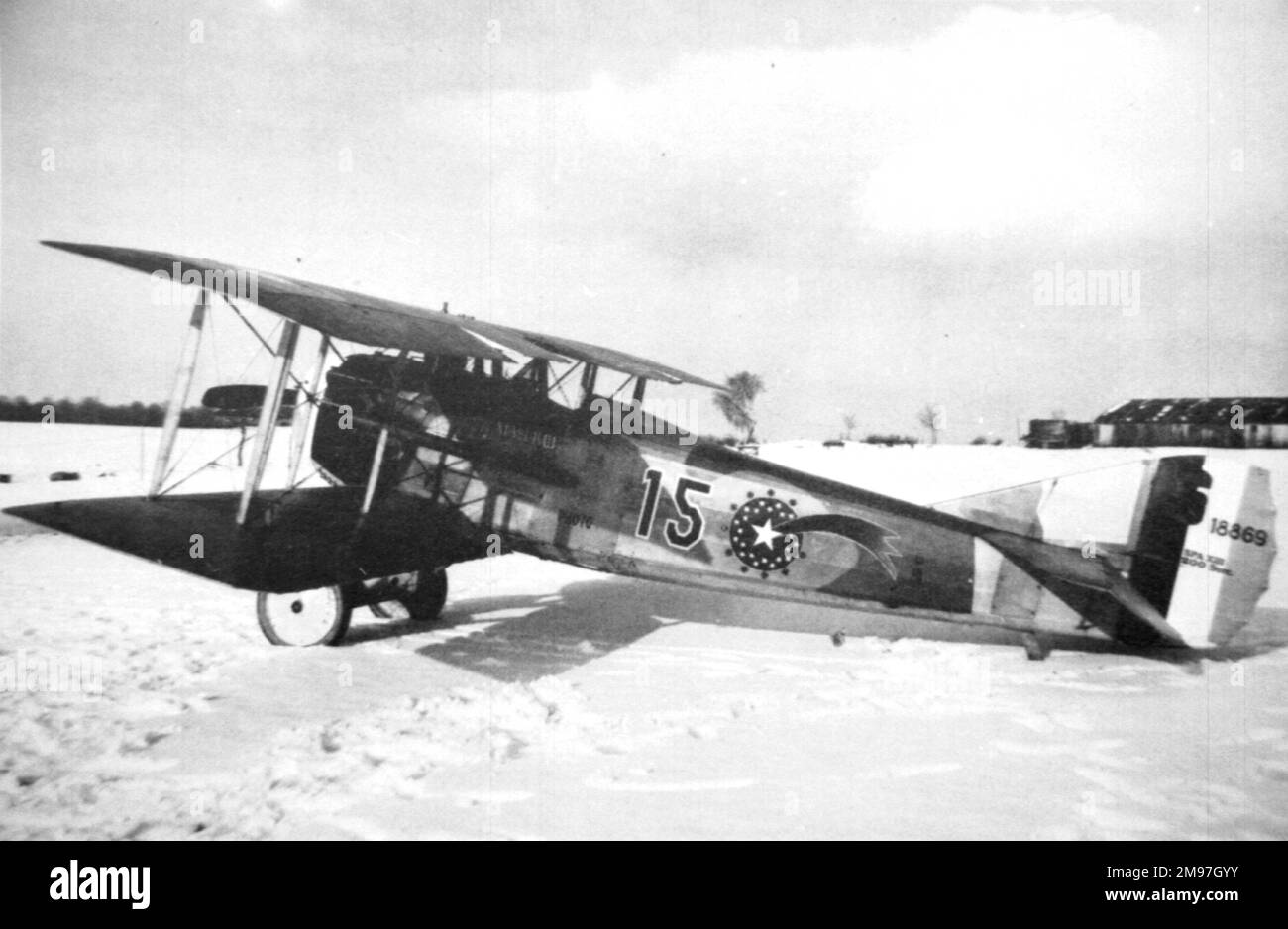 SPAD S XIII del US 22nd Aero Squadron, operativo a partir de agosto de 1918. Las máquinas fueron enviadas de vuelta a los EE.UU. Después de la guerra y utilizadas como entrenadores de combate. Visto aquí en un campo cubierto de nieve. Foto de stock