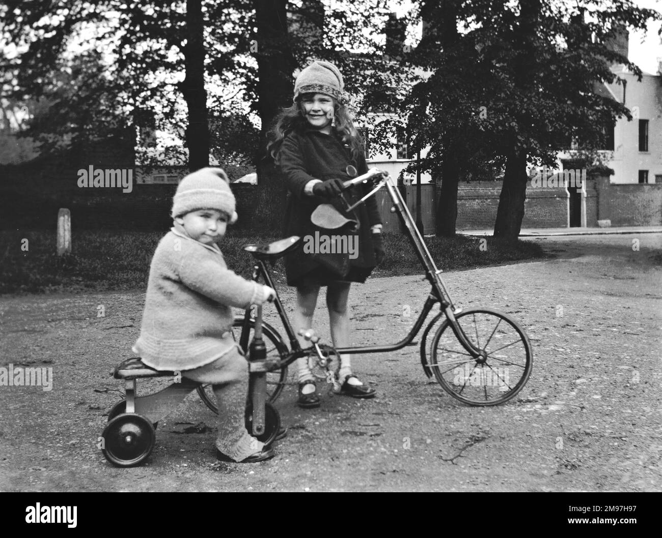 Niã±o andando en bicicleta Imágenes de stock en blanco y negro - Alamy