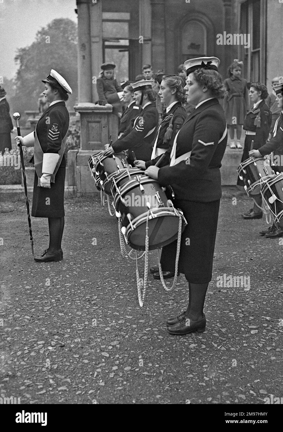 Banda de músicos femeninos en uniforme naval, con tambores. Foto de stock