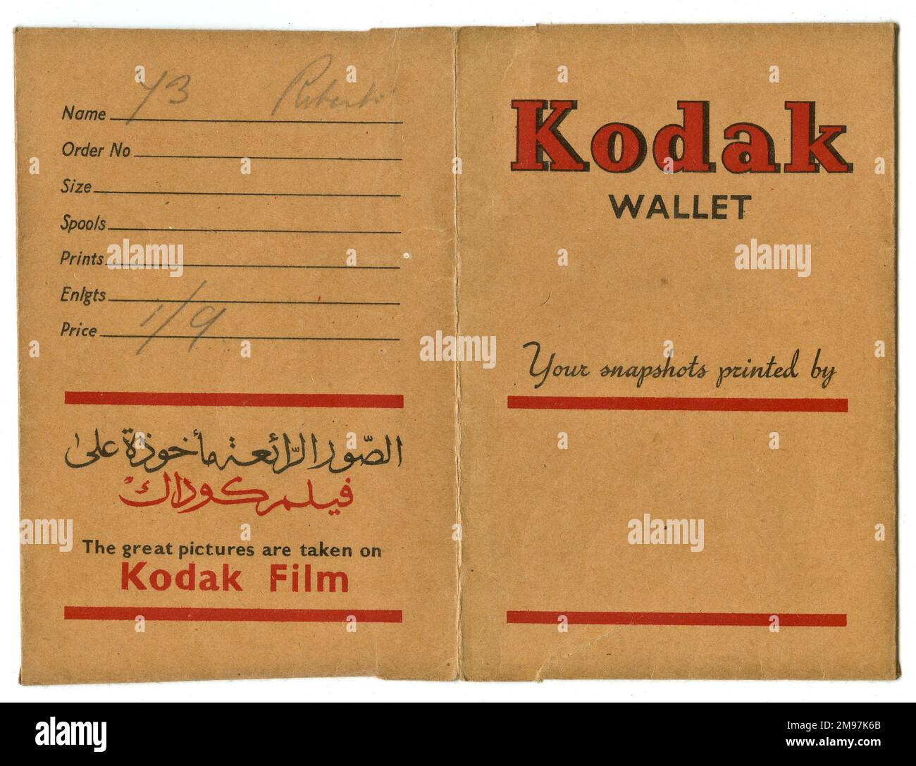 Cartera fotográfica de la película, publicidad de Kodak Film, incluyendo algunas palabras en árabe. El nombre del cliente es Roberts, y el costo de desarrollo es un chelín y ninepencia. Foto de stock