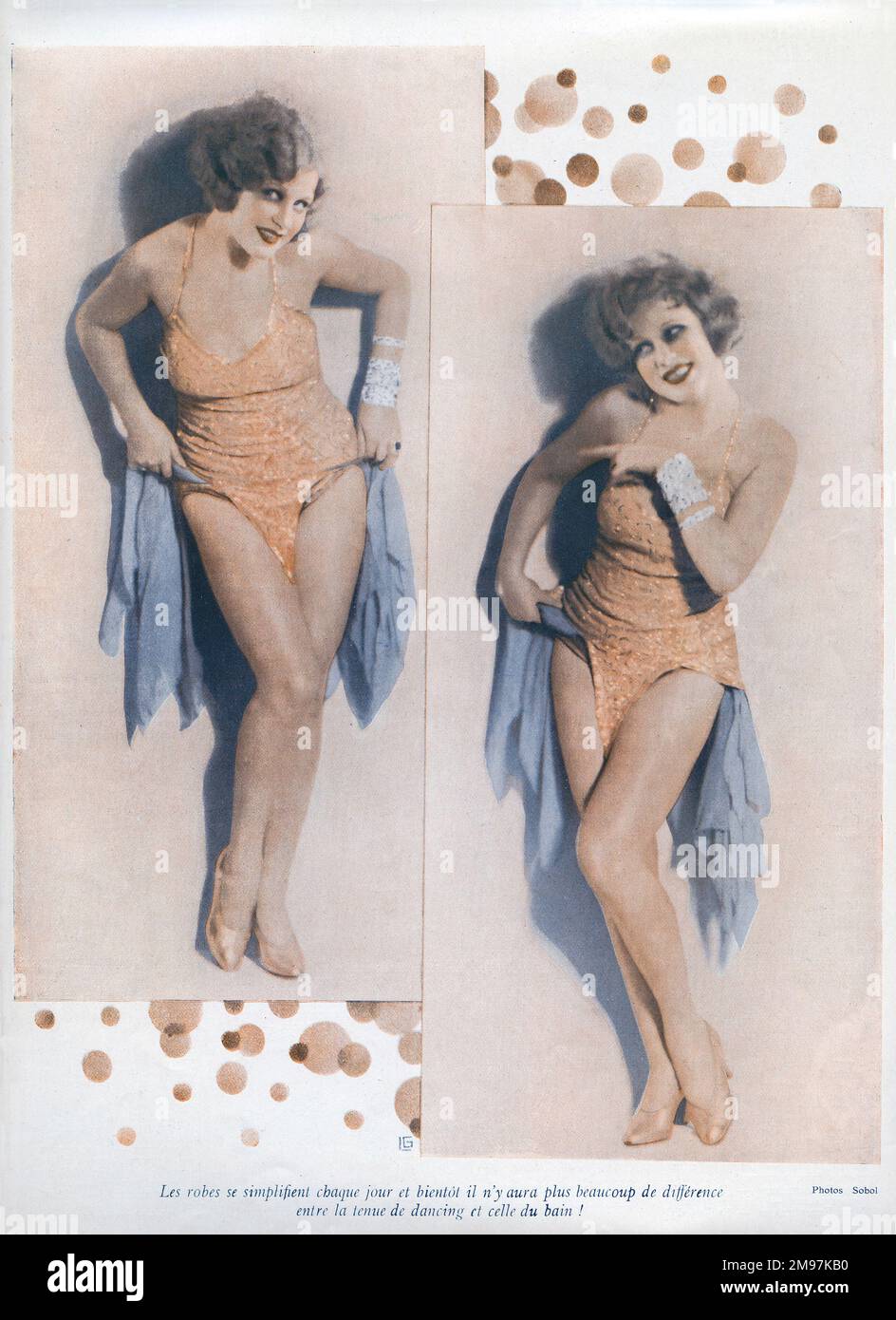 Mujer en dos poses con un disfraz escaso en la revista Paris Plaisirs, fotos de Sobol. Foto de stock
