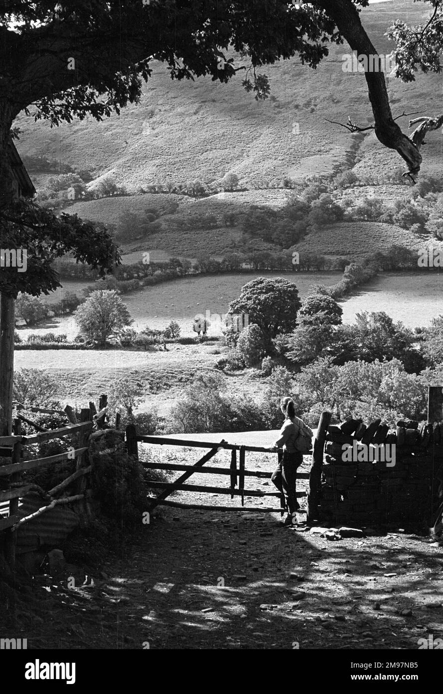 Joven admirando la vista en las Black Mountasins nr Glasbury, Powys, Gales. Foto de stock