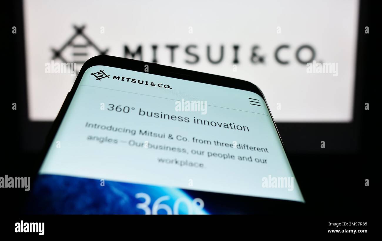 Smartphone con sitio web del conglomerado japonés Mitsui Co. Ltd. En la pantalla delante del logotipo de la empresa. Enfoque en la parte superior izquierda de la pantalla del teléfono. Foto de stock
