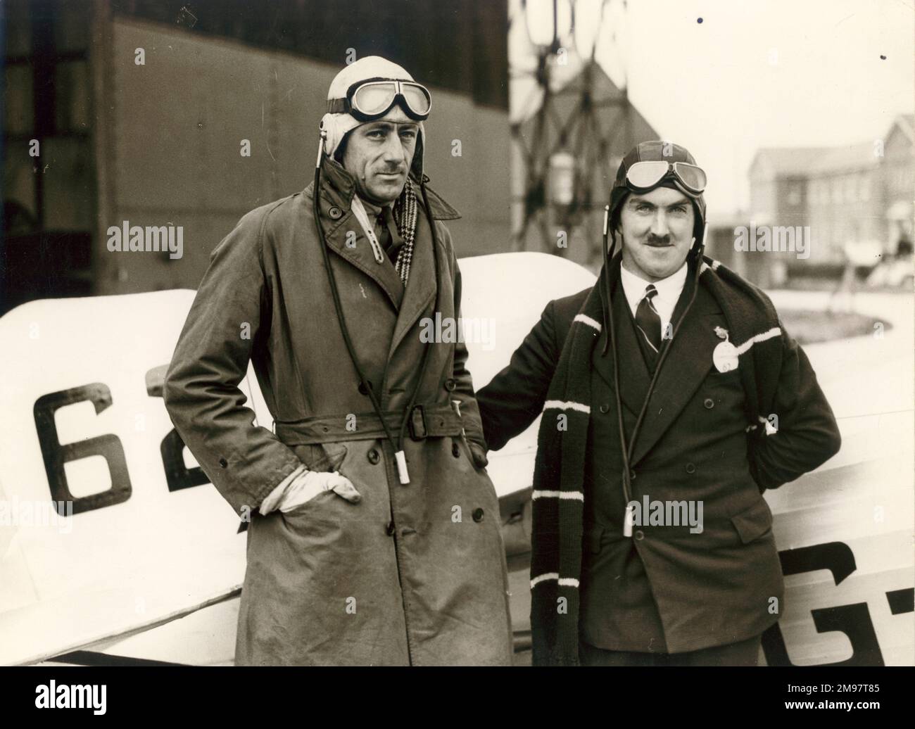 J.K.C. Baines, derecha, y F/O H.D. Gilman frente a su Fairey Fox I, G-ACXX (anteriormente J8424) en el que ambos fueron asesinados durante la carrera MacRobertson de Inglaterra a Australia de octubre de 1934. Foto de stock