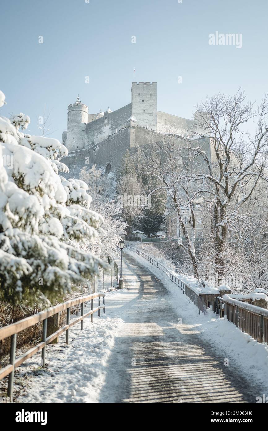 Carretera que conduce a la fortaleza Hohensalzburg en la nieve de invierno, Salzburgo, Austria Foto de stock