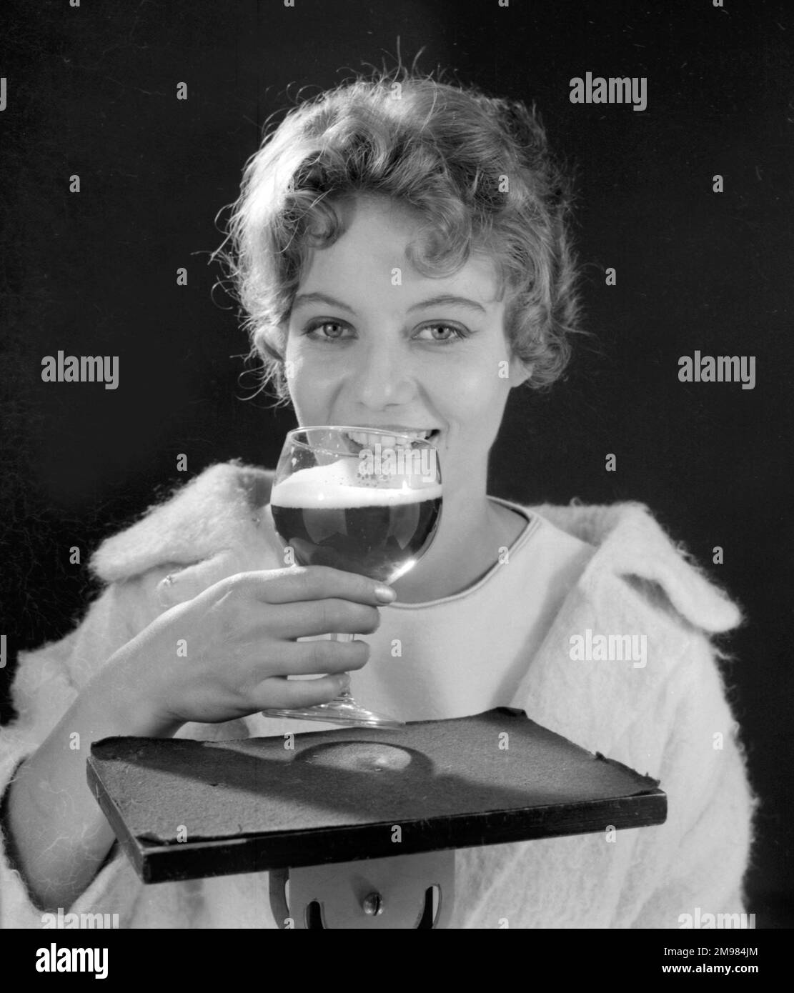 Cerveza modelo fotografías e imágenes de alta resolución - Alamy