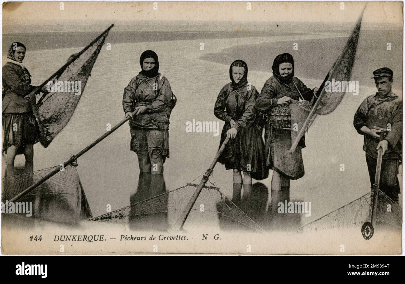 Dunkerque, Francia - Cuatro mujeres y un hombre con grandes redes de pesca de camarones. Foto de stock