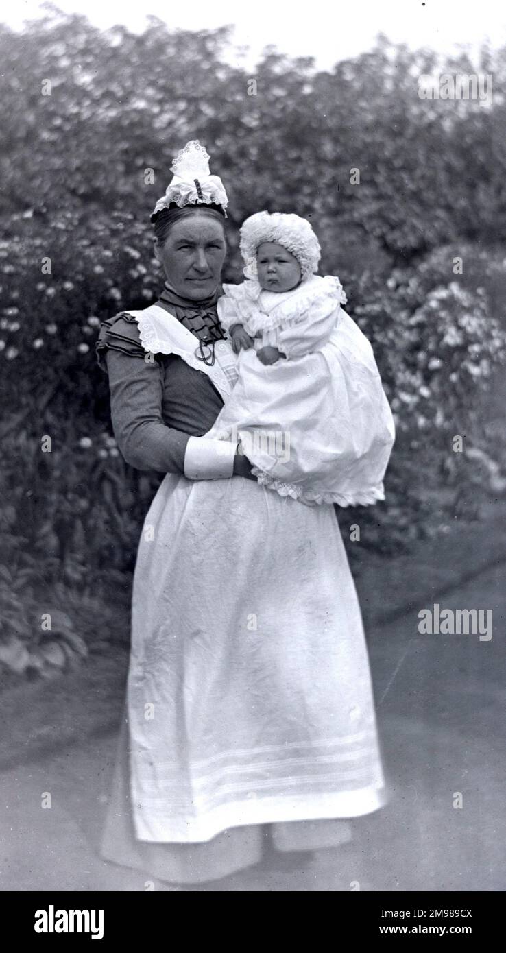 Diapositiva mágica de la linterna de la enfermera en uniforme que sostiene  al bebé recién nacido dentro de una casa, Inglaterra, Reino Unido c  1900-1910 Fotografía de stock - Alamy