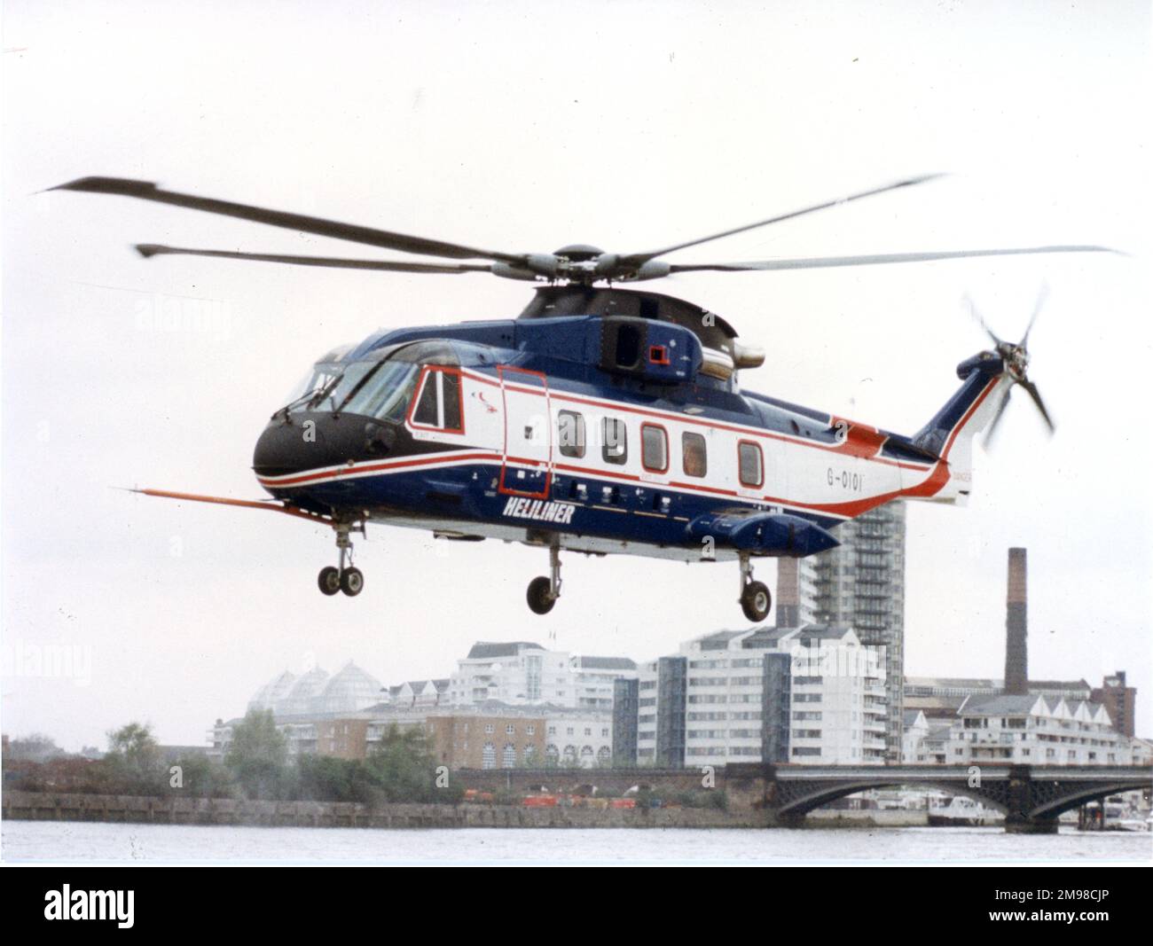 EH Industries (más tarde AgustaWestland) EH101 PP8 Heliliner, G-OIOI, la versión de preproducción de la variante de pasajeros civiles, aterriza en el helipuerto de Battersea, en el centro de Londres. Foto de stock