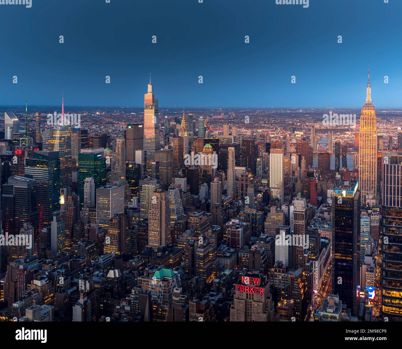 Nueva York, EE.UU. - 30 de abril de 2022: Horizonte de Nueva York al final de la puesta del sol con el edificio Chrysler en primer plano Foto de stock