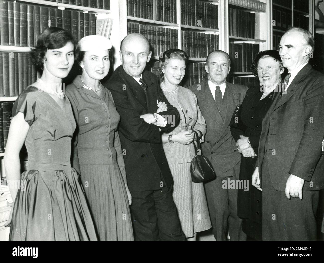 Discurso y recepción del Presidente en la Royal Institution, Londres, para celebrar el 90th aniversario de la Royal Aeronautical Society el 12 de enero de 1956. George Edwards, tercero a la izquierda, y E.T. Jones, derecha. Foto de stock