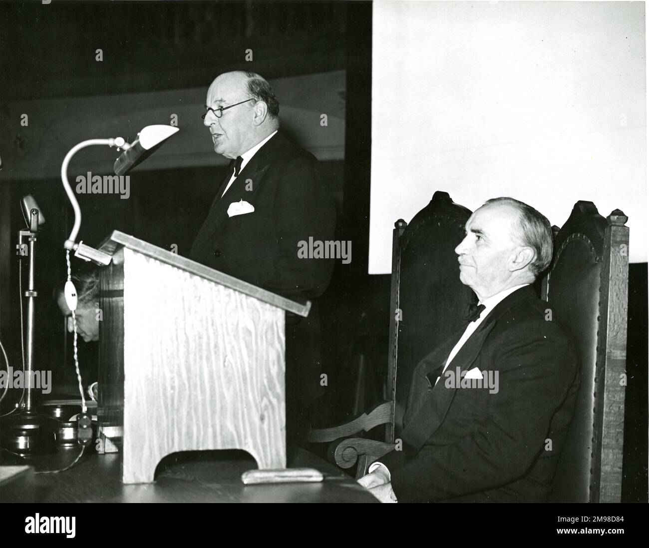 El cuarto discurso y recepción del Presidente de la Royal Aeronautical Society en el Assembly Hall, Church House, Westminster, Londres, el 10 de enero de 1957. Lord Brabazon de Tara, a la izquierda, presidió la reunión y E.T. Jones, CB, OBE, Meng, FRAeS, Presidente de la Real Sociedad Aeronáutica 1956-1957. Foto de stock