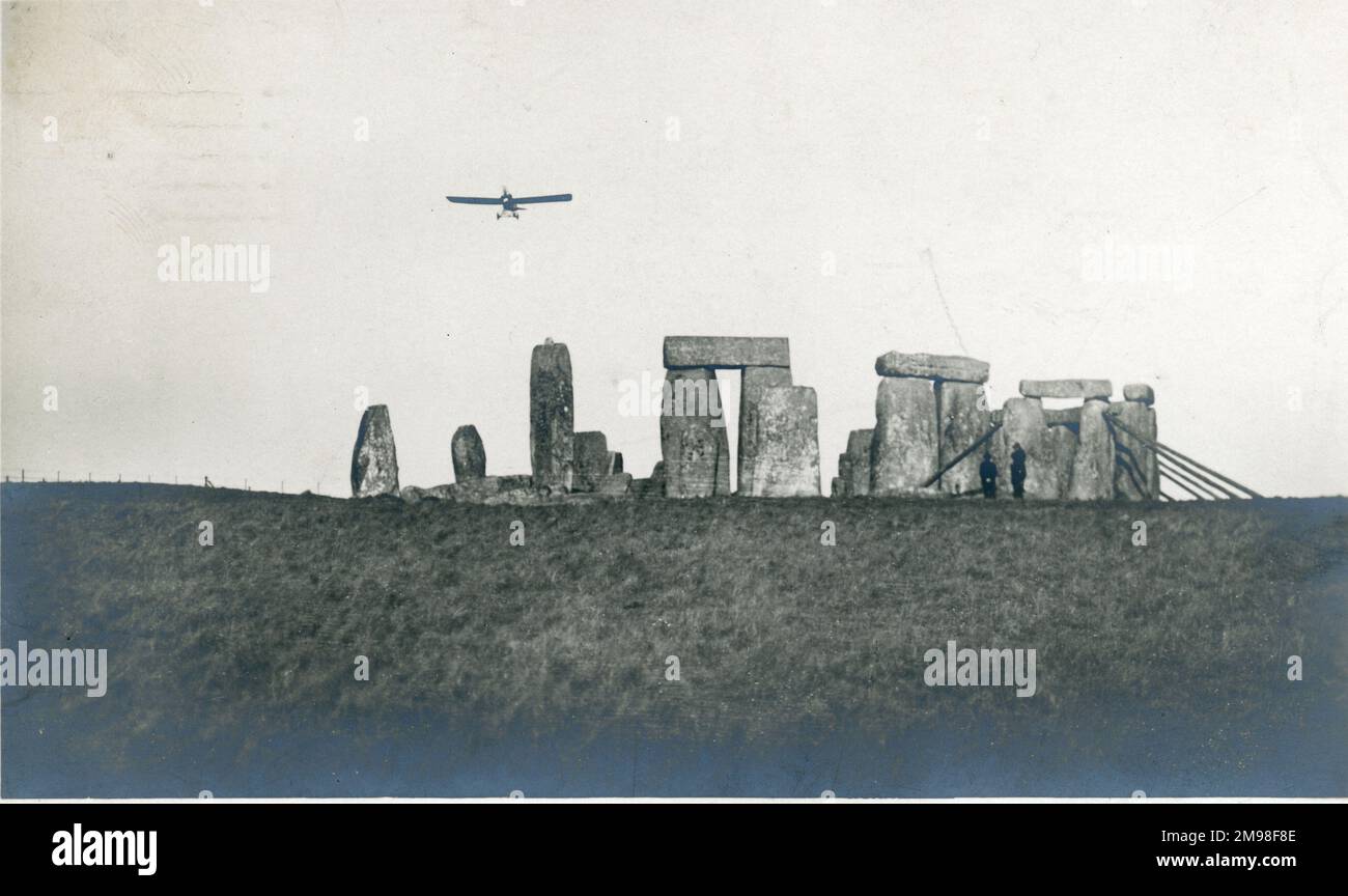 El monoplano de Bristol sobre Stonehenge. Foto de stock