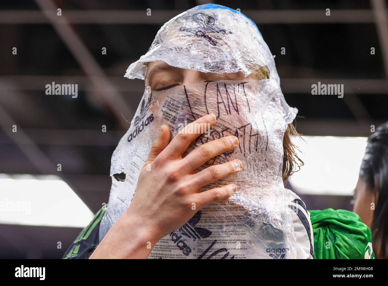 Jardines Herencia fórmula Berlín, Alemania. 16th de enero de 2023. 'CAN't Breathe' está escrito en la  lámina que una activista envolvió alrededor de su cabeza en una actuación  disfrazada de un desfile de Adidas durante