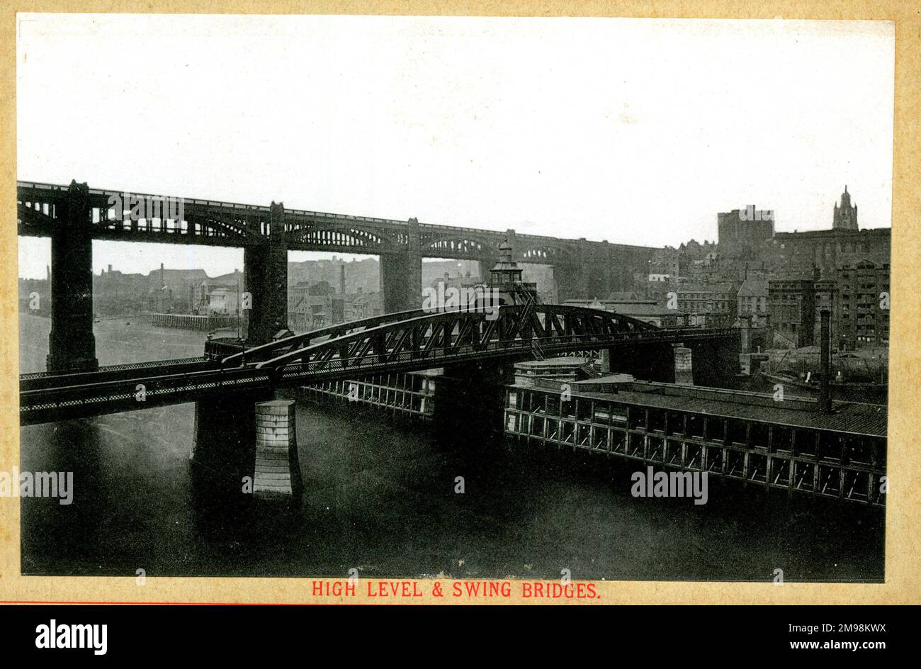 Newcastle upon Tyne - Puentes de alto nivel y columpios. Foto de stock