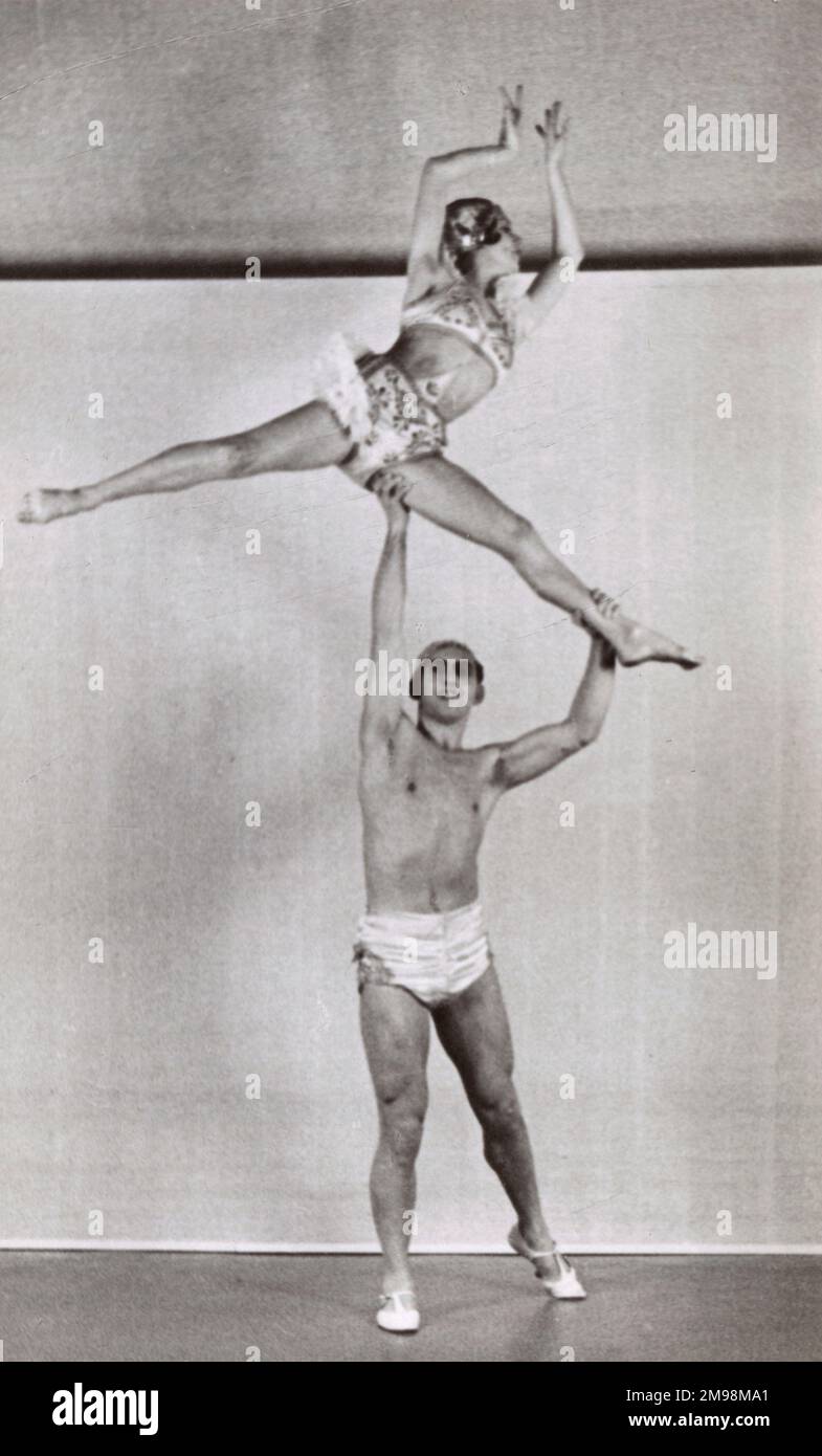 Danza, Ballet - dos bailarines que demuestran ascensores y poses Foto de stock