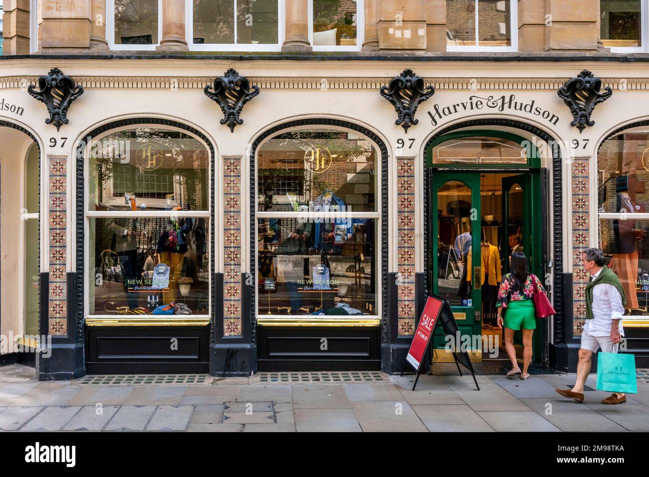 Escaparate de tiendas ropa hombre fotografías e imágenes de alta resolución  - Alamy