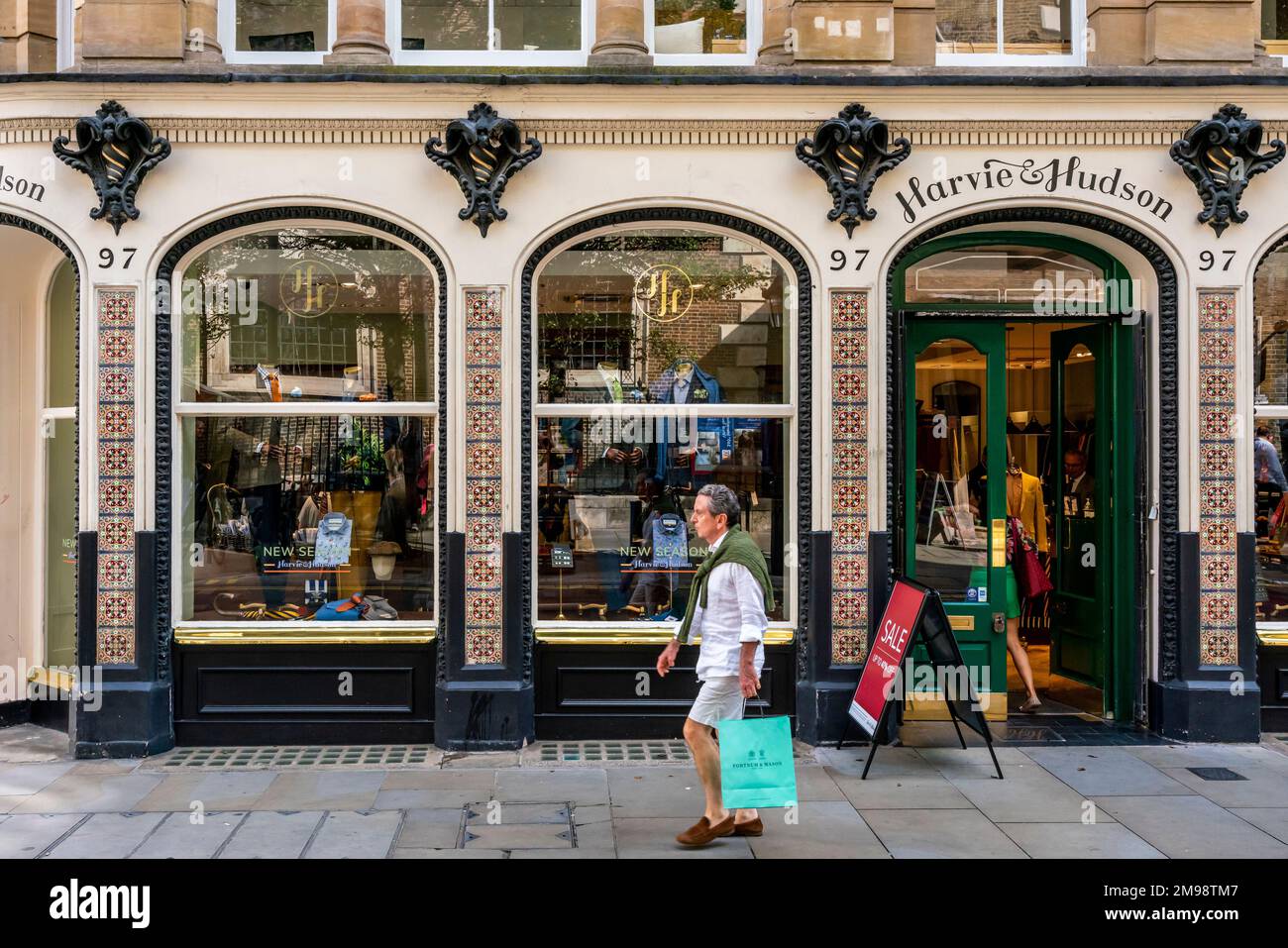 Tienda de ropa para hombre Harvie & Hudson, Jermyn Street, Londres, Reino  Unido Fotografía de stock - Alamy