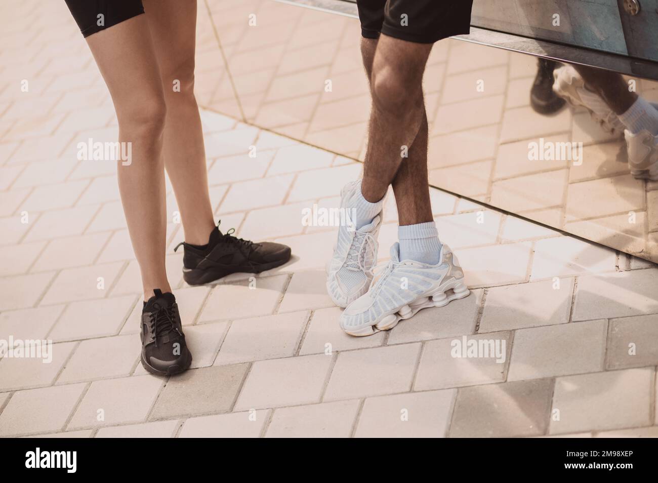 Dos corredores que llevan unas zapatillas deportivas elegantes al aire  libre Fotografía de stock - Alamy