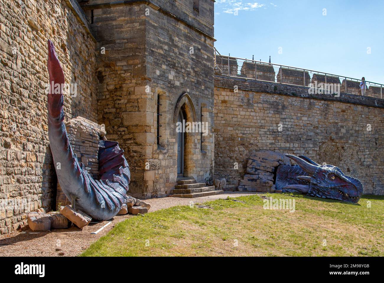 Lucy el dragón rompiendo a través de una pared del Castillo de Lincoln. Foto de stock