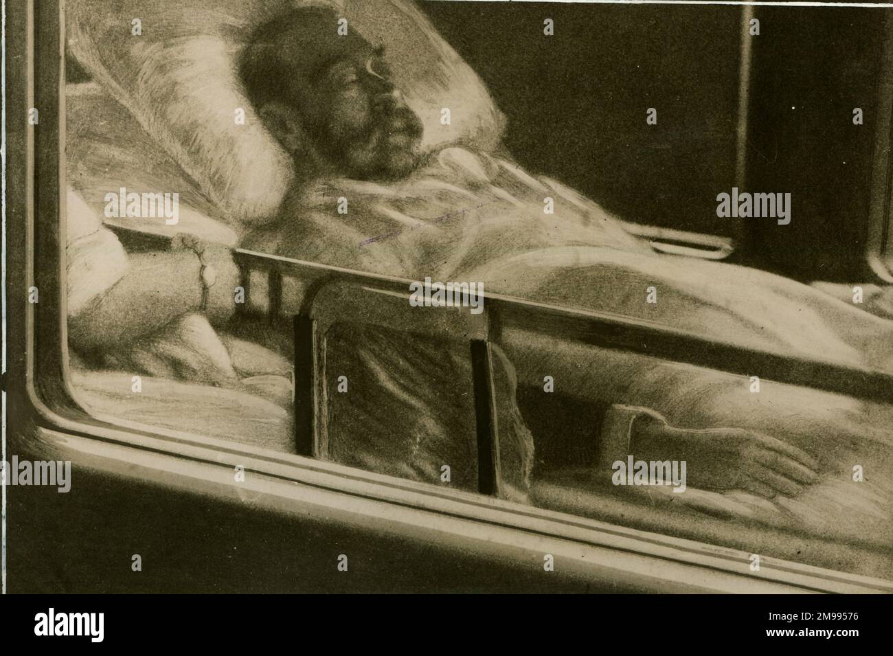 El rey Jorge V en una ambulancia en su camino a Bognor, donde fue a recuperarse durante una enfermedad. Foto de stock