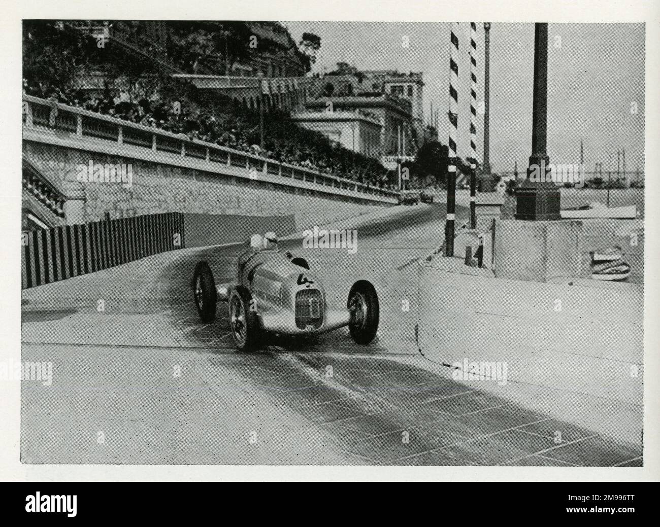 Luigi Fagioli, ganador del Gran Premio de Mónaco 1935, recorriendo el paseo marítimo a lo largo del paseo marítimo en Monte Carlo. Foto de stock