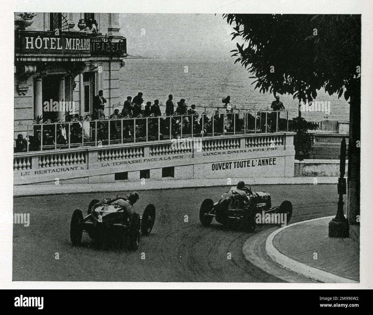 El Gran Premio de Mónaco 1935, con un Maserati liderando al Bugatti de Lord Howe en una curva. Foto de stock