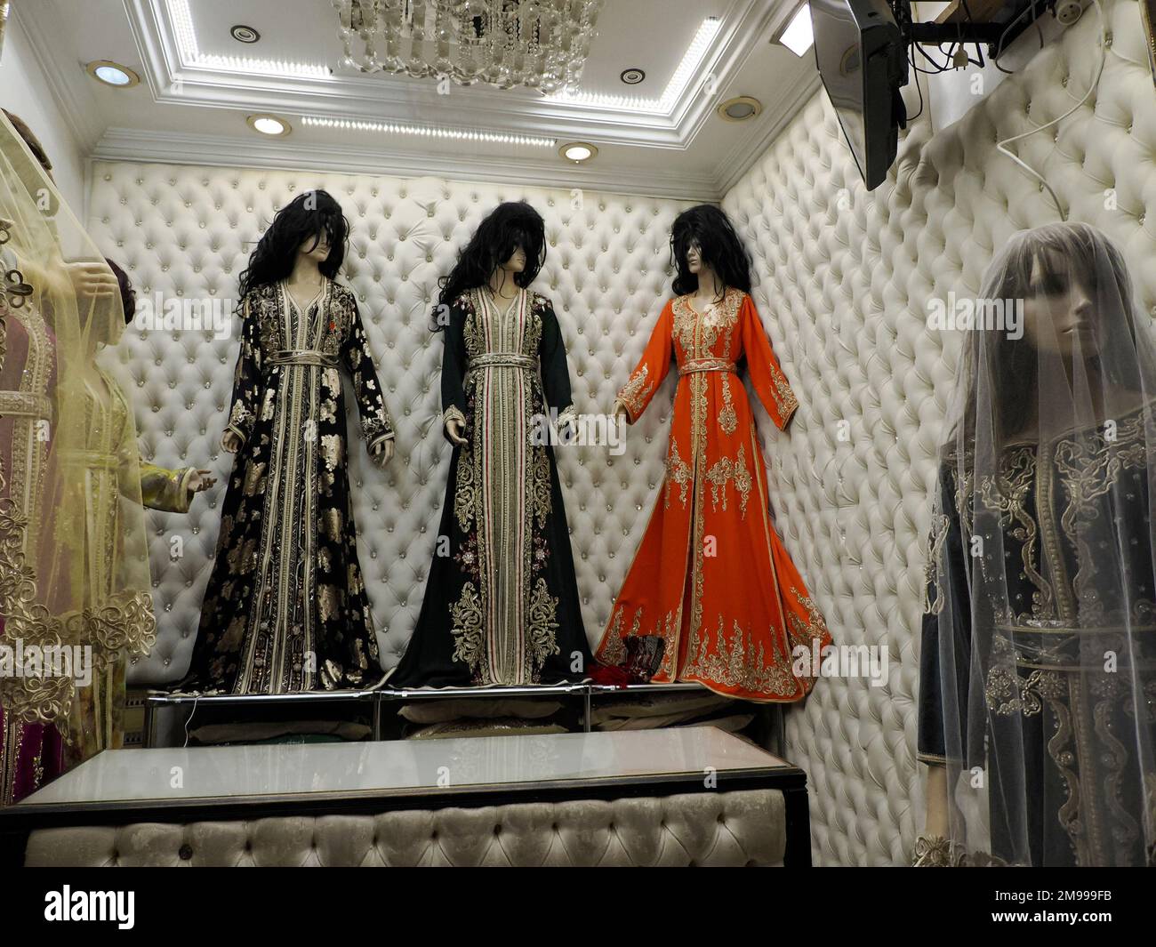 Tienda de vestidos de mujer en la boutique de ropa económica de fez en  Marruecos Fotografía de stock - Alamy