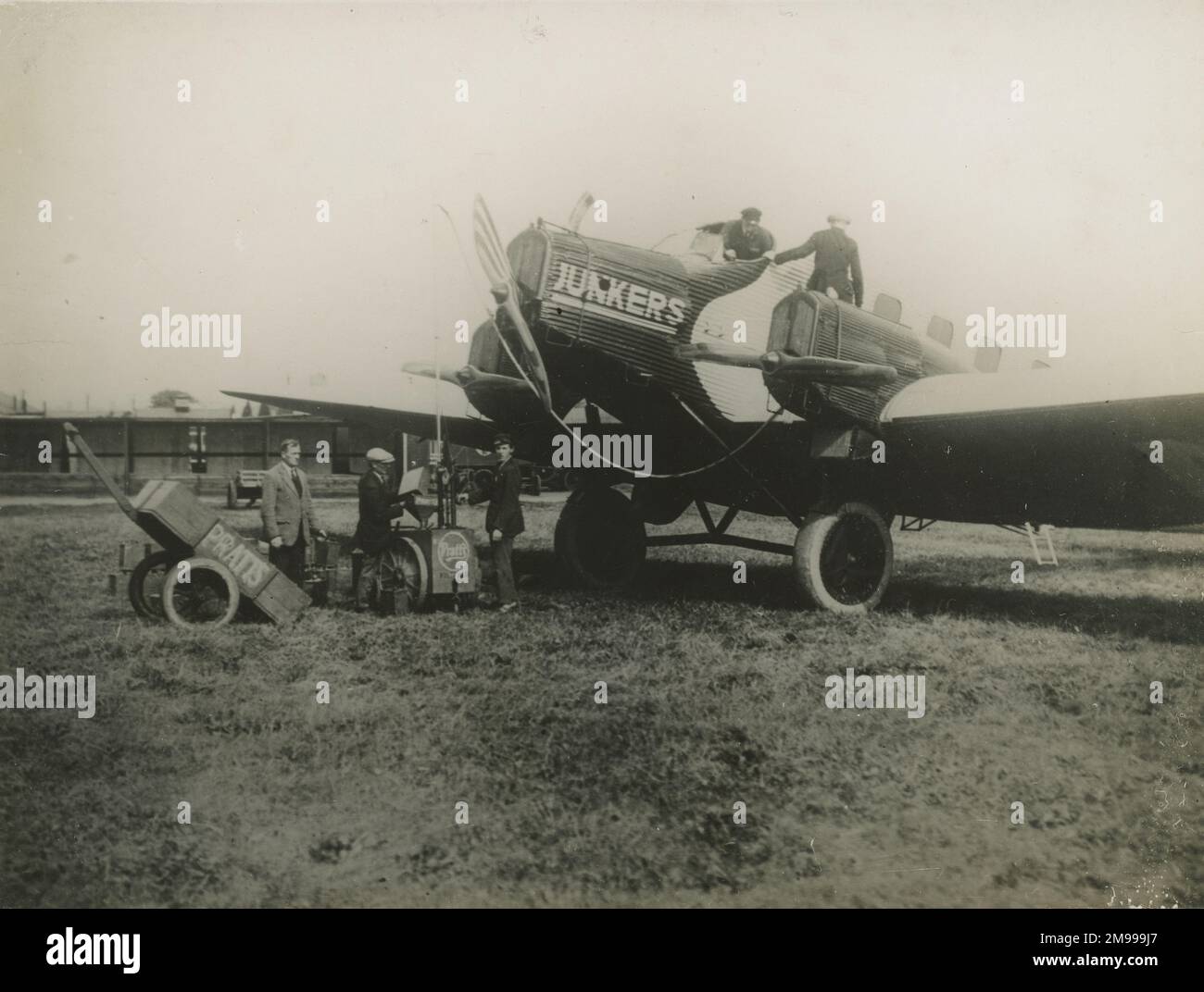 Junkers G24. La leyenda manuscrita en el reverso de la fotografía dice: ?Junkers alemanes que traen sobre lingotes. Esta fue la primera carga aérea de la deuda de guerra alemana.? Foto de stock