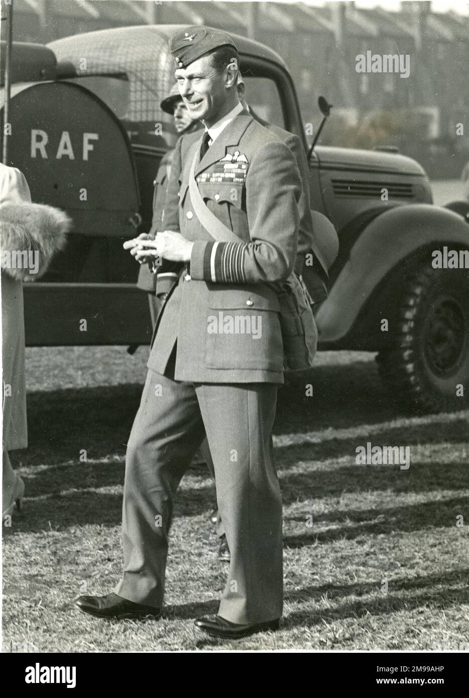 HM Rey Jorge VI en uniforme de la RAF. Foto de stock