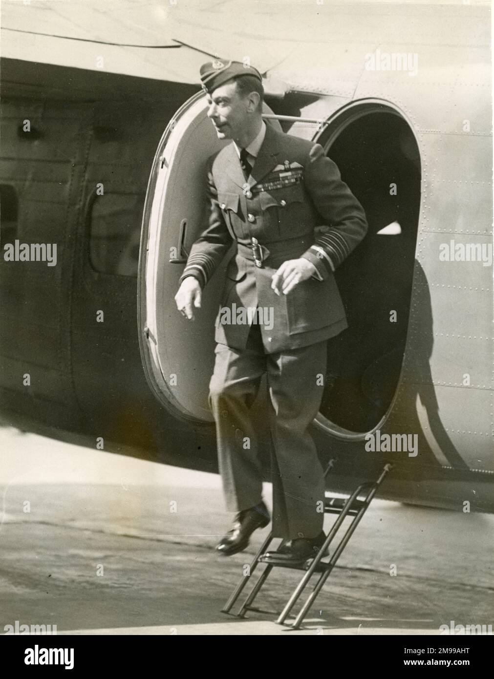 HM Rey Jorge VI (en uniforme de la RAF) deja un transporte de Havilland Flamingo durante una inspección de fábrica de aviones, el 15 de agosto de 1940. Foto de stock