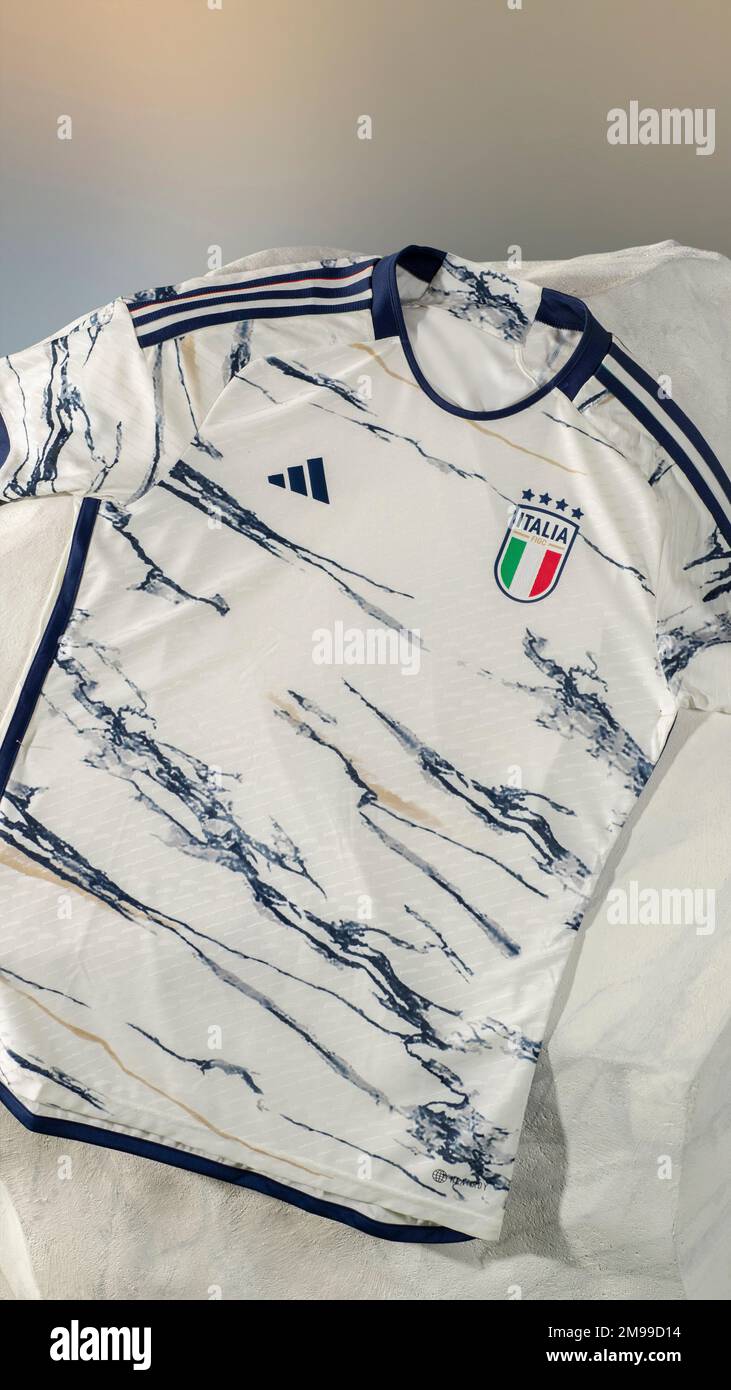 2023 Adidas 2a equipación para los equipos nacionales de fútbol de Italia.  Adidas vía Fufa61 Fotografía de stock - Alamy