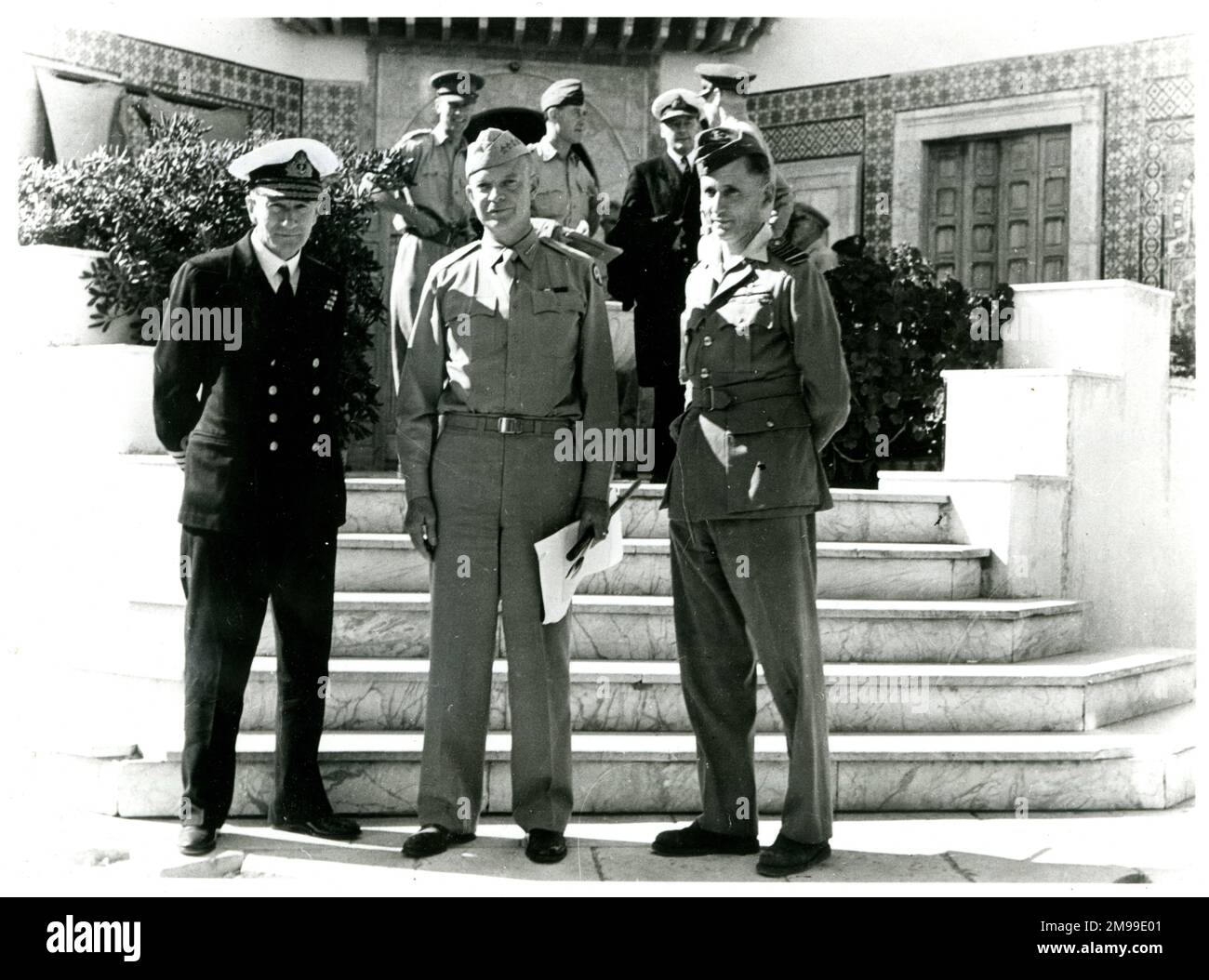 El general Eisenhower durante una visita al norte de África, al final de la Segunda Guerra Mundial. Foto de stock