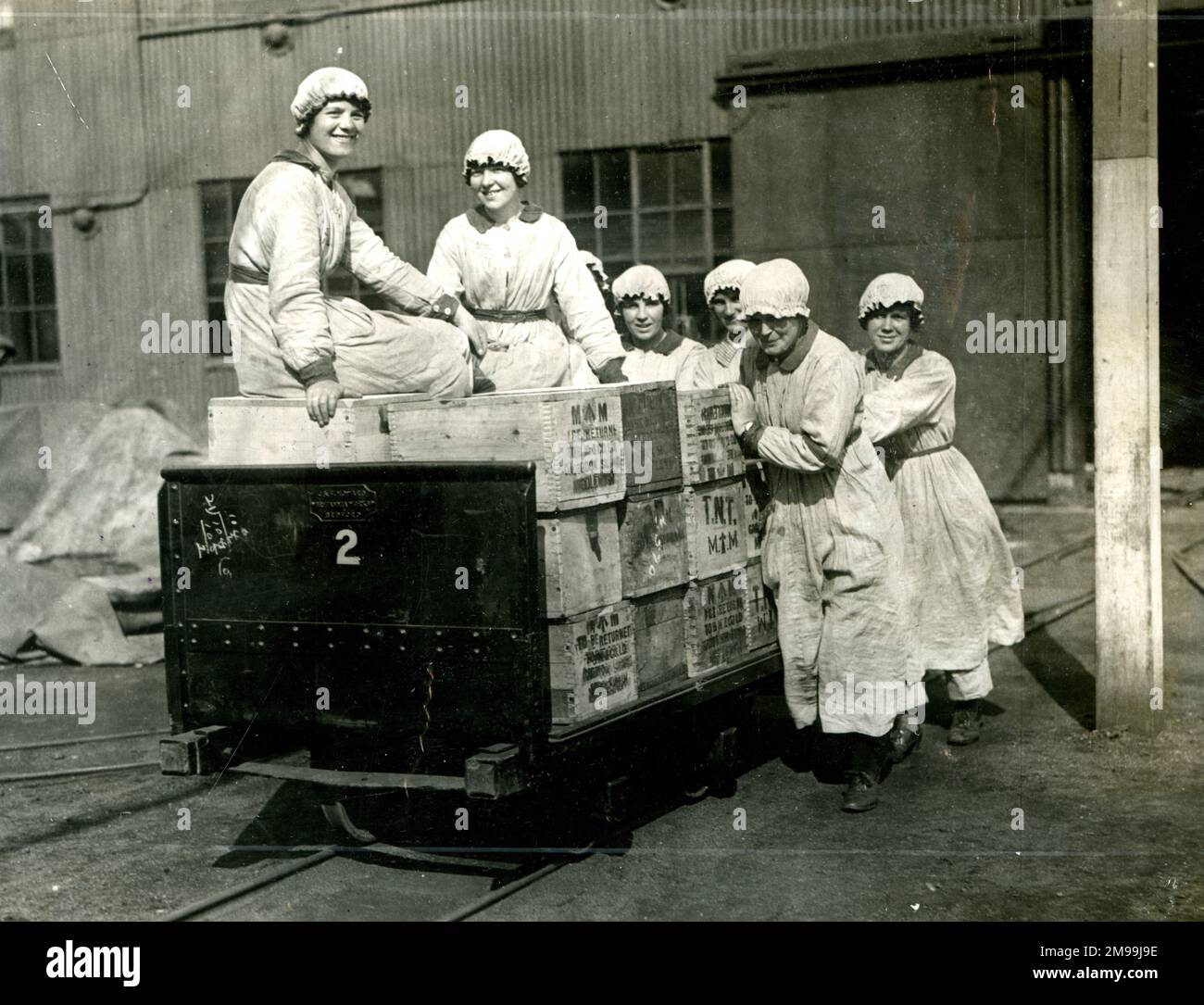 Mujeres montando en cajas de TNT, embaladas para su envío a una fábrica de conchas, Primera Guerra Mundial. Foto de stock