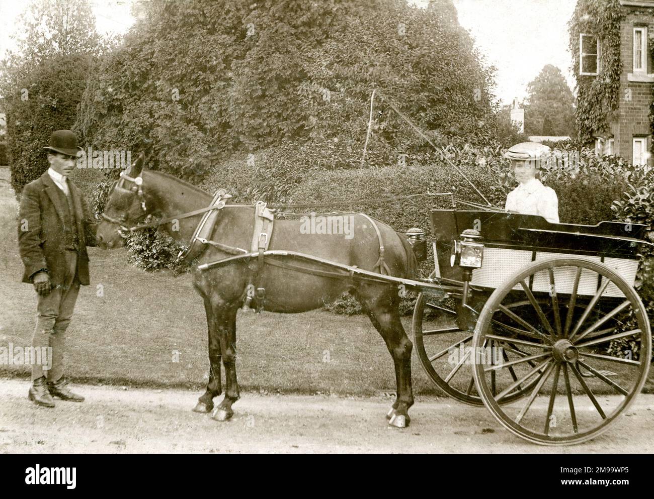 Two wheeled horse drawn carriage fotografías e imágenes de alta resolución  - Alamy