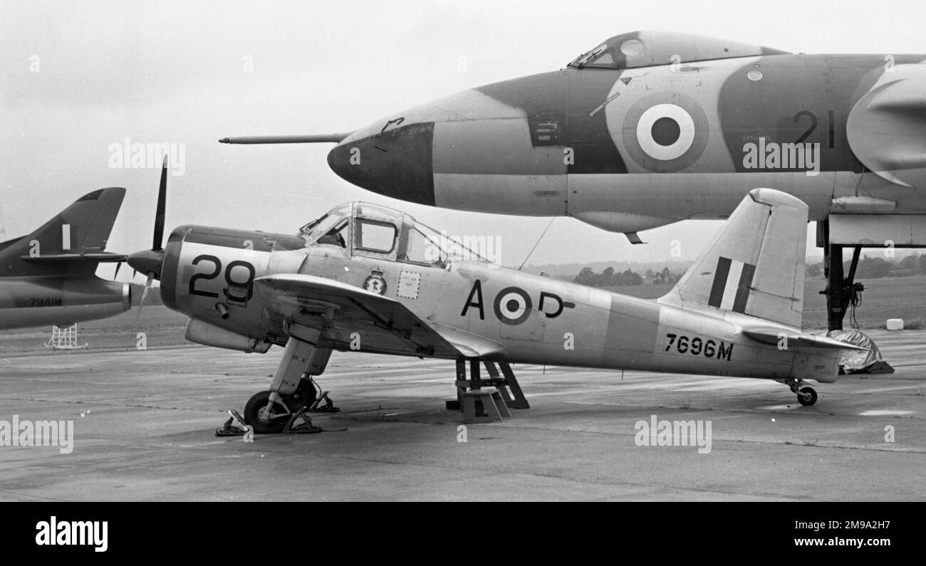 Percival P.56 Provost T. Mk.1 7698M (msn PAC-56-056), anteriormente WV493, en la RAF Halton para una jornada de puertas abiertas. WV493 fue entregado el 28 de octubre de 1953, con el número de serie de mantenimiento 7696M asignado para su uso en RAF Halton. Más tarde vendido y dado registro civil G-BDYG. Retirado al Museo Nacional de Vuelo, en East Fortune, East Lothian. En compañía de Hawker Hunter F Mk.4 7941M (XF369 - msn HABL003098), voló por primera vez el 18 de febrero de 1956 y entregó el 8 de marzo de 1956. Más tarde reformado como G-9-351 y vendido al Comando de Defensa Aérea de Singapur como Hawker Hunter FR.74B 538, (vendido en los EE.UU.) también en tiro es uno de los dos Foto de stock