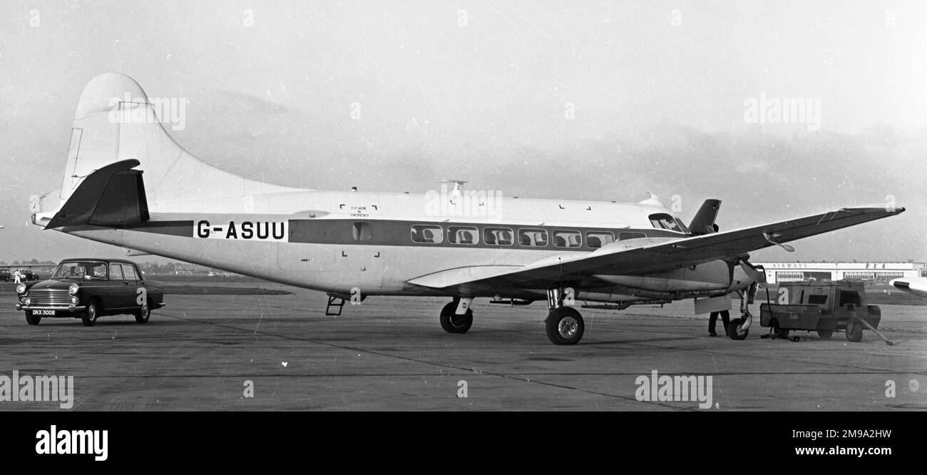 De Havilland DH.114 Heron 2 G-ASUU. (msn 14087) en el aeropuerto de Heathrow de Londres. Entregado a la Fuerza Aérea Sudafricana como 121. Regresó al Reino Unido en 1964 para Executive Air Transport Ltd. En Baginton (Aeropuerto de Coventry). Vendido en Canadá 1971. Foto de stock