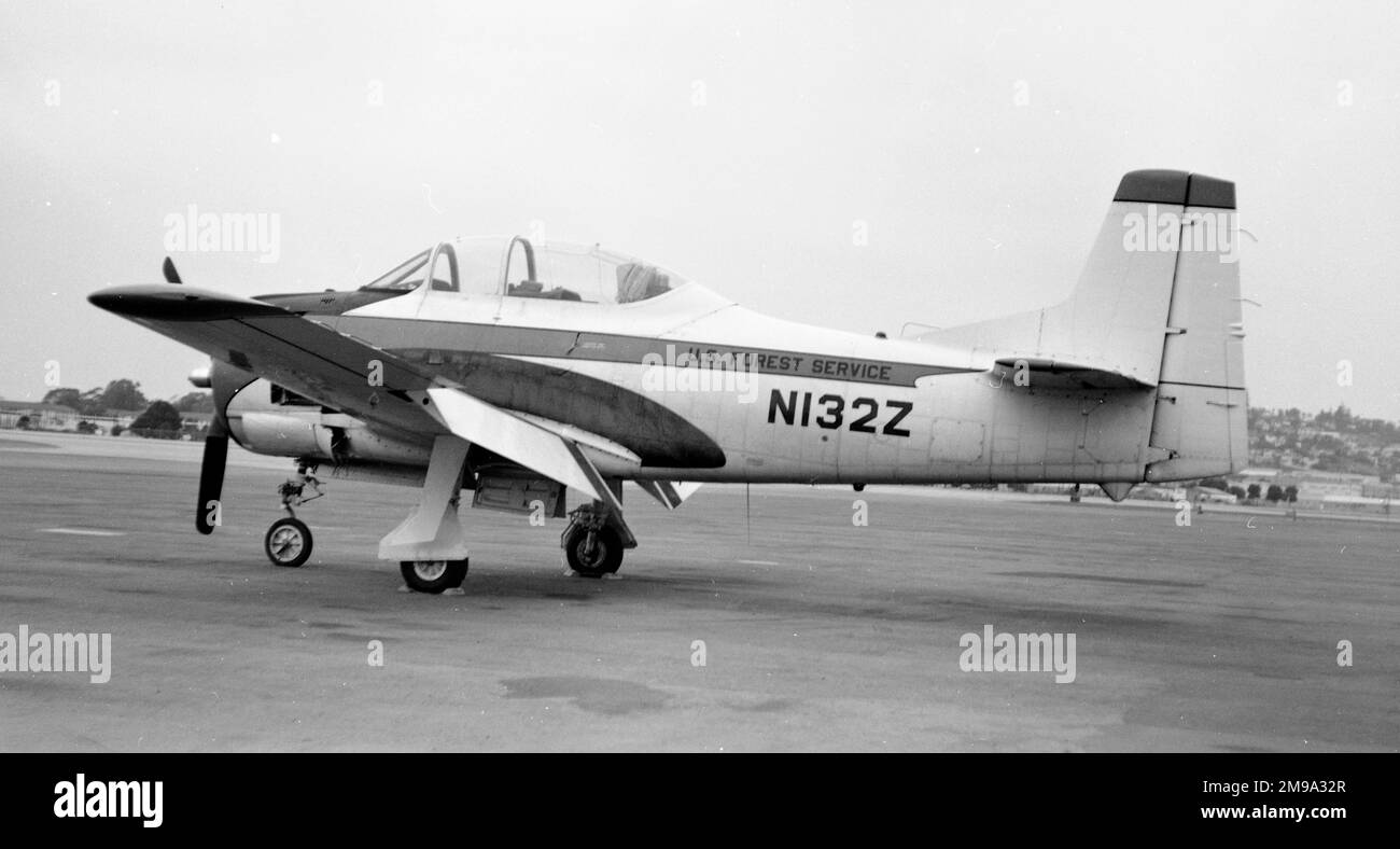 T-28B N132Z norteamericano (msn 200-8) del Servicio Forestal de los Estados Unidos (ex Bu Aer 137645 de la Marina de los Estados Unidos). Prestado al Servicio Forestal de EE.UU. (Albuquerque, NM) por USN a mediados de 1962; Solicitud de Registro de Aeronaves para N132Z 14-Aug-62; se cree utilizado por Intermountain Aviation para entrenar pilotos de la CIA; señaló Marana, AZ 1966, Feb-73 y Sep-74; regresó a USN 1976. Foto de stock