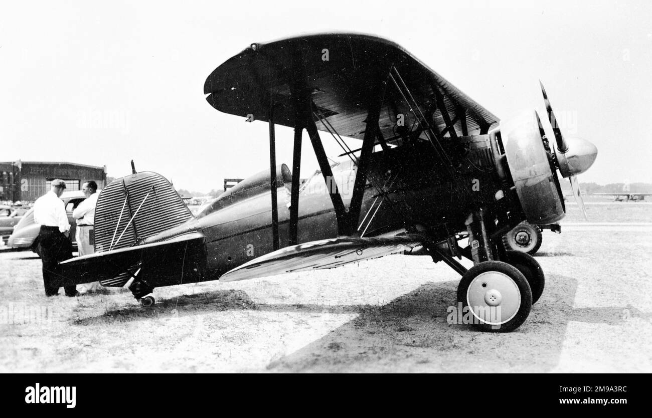 Boeing F4B-4 NR9846 (ex A9241 / NC-14). El segundo de los dos F4B-4s del Cuerpo de Infantería de Marina de los EE.UU. Despojó de equipo militar para la Oficina de Comercio (más tarde FAA), en 1940 y registró NC-14. Pronto liberado por el gobierno NC-14 fue re-registrado NR9846 y vendido al piloto de acrobacias Jesse Bristow. NR9846 se ve aquí antes de que Bristow lo modificara ampliamente con I-struts, carenado de motor completo, hélice de paso variable y accesorios para cohetes de despegue asistido por jet. Después de los exitosos cemonstrations Bristow vendió el avión que se estrelló, volado por el nuevo propietario, en 1948. Foto de stock