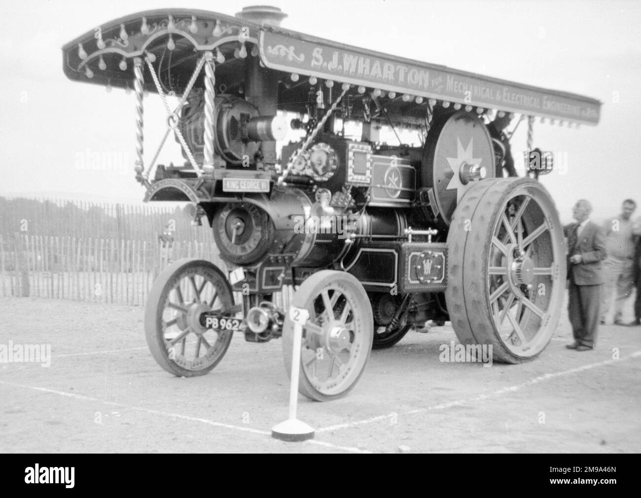 Burrell Showmans Road Locomotive PB9624 King George VI (msn 3489), construido en 1913, en el rally de vapor Crystal Palace de 1959. (Charles Burrell & Sons fueron constructores de motores de tracción de vapor, maquinaria agrícola, camiones de vapor y motores de tranvía de vapor. La compañía tenía su sede en Thetford, Norfolk y operaba desde las obras de St Nicholas en Minstergate y St Nicholas Street, algunas de las cuales sobreviven hoy en día). Foto de stock